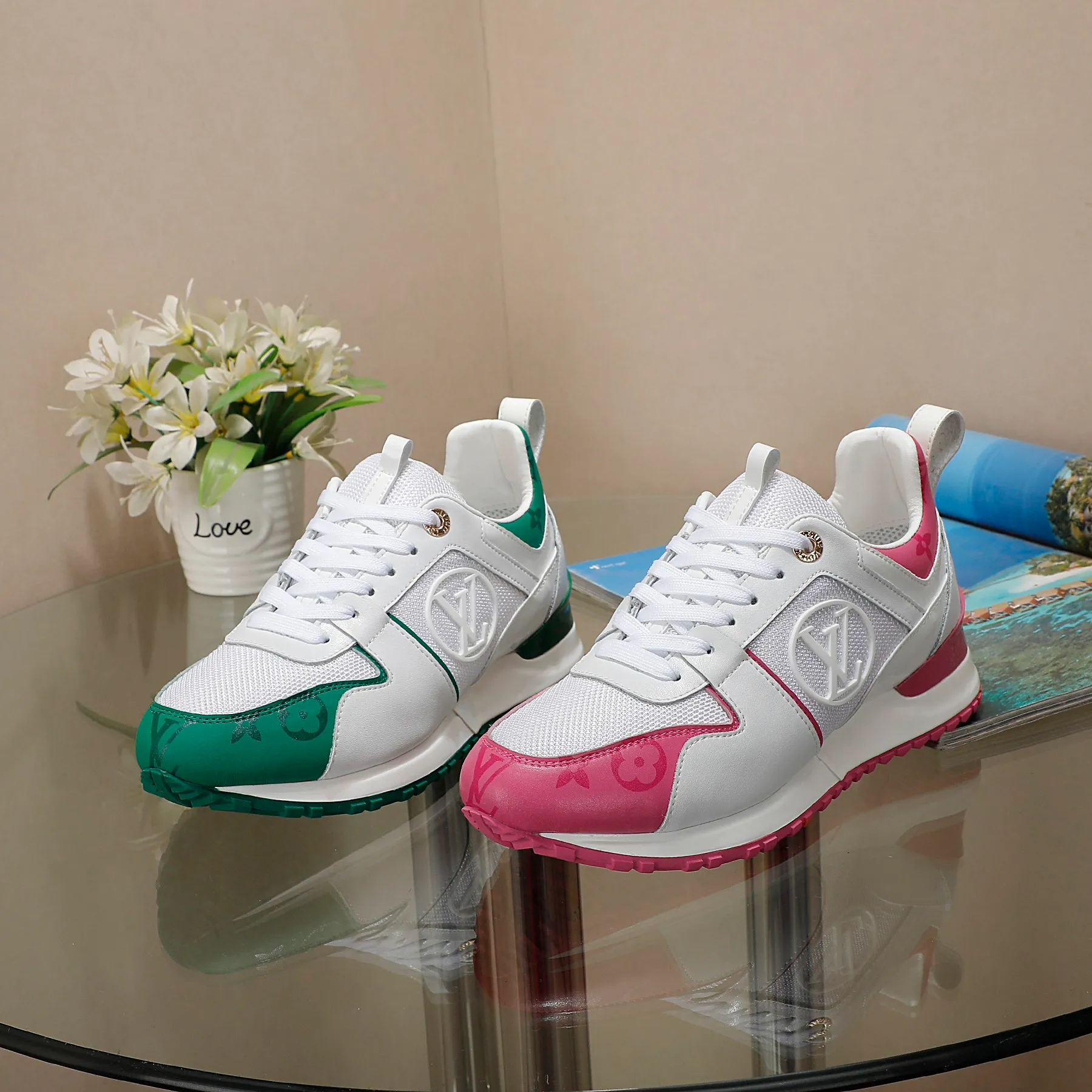 👟👟Ex-factory price 420👟👟 🔥🔥🔥4046 Louis Vuitton official website synchronized sneakers, this Run Away sneaker is spliced ​​with mini Monogram embossed leather and smooth cow leather with technical rubber outsole, LV letters are written on the side, the metal shock-absorbing structure is engraved with the LV Circle logo, and the hidden insole cleverly increases the height, reproducing the classic design of the Louis Vuitton shoe series. Code number 35-42,